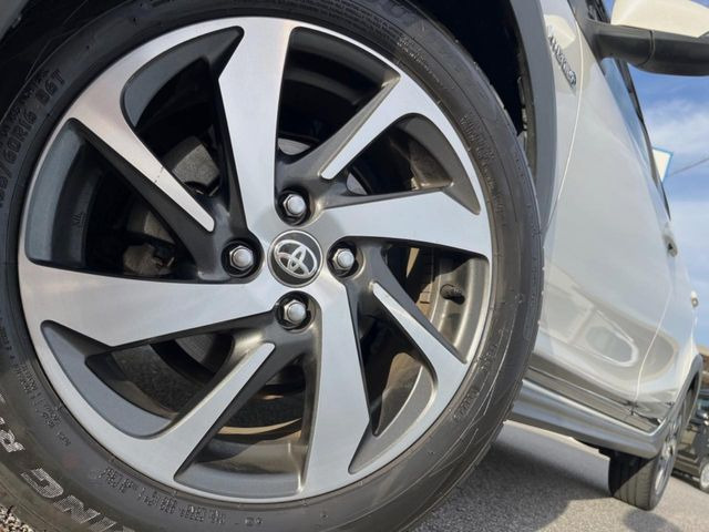 【純正16インチアルミホイール】外観にマッチした純正アルミホイールを装着しております。各種社外アルミホイールや、スタッドレスタイヤも取扱いしております。是非ご相談ください♪