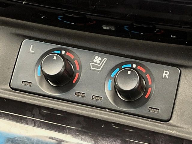 【シートベンチレーション】夏場は涼しい風でお尻や背中の熱やムレを防ぎ、冬はエアコンよりも早く温まってポカポカに!季節を問わず快適に過ごせます。