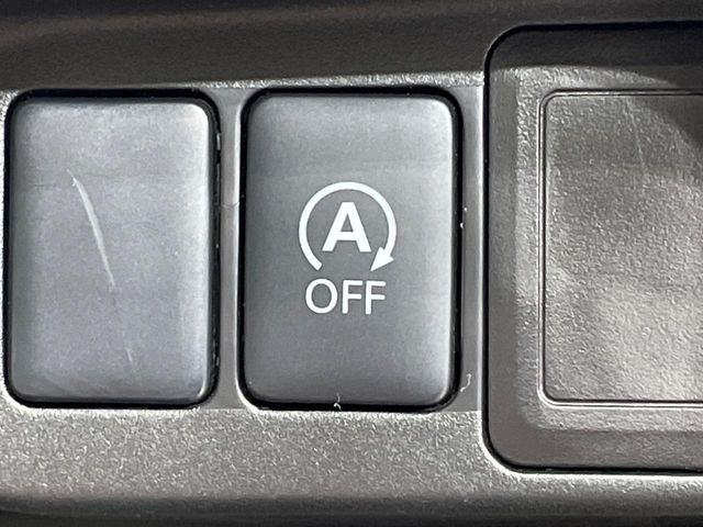 【アイドリングストップ】赤信号や渋滞で停車した際にエンジンを停止し、無駄な燃料の消費を抑えます。燃費向上や環境保護につなげる機能♪エンジンはブレーキを離せば再始動します。