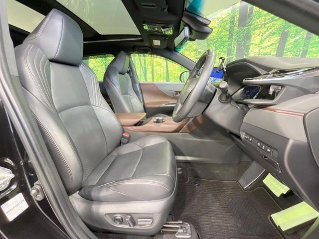 【黒革シート】上質な本革を使用し、高級感あふれる黒革シート。常に体に触れる部分だから、座り心地の良さにはこだわりたいですね♪汚れの付着や劣化を抑制する内装コーティング施工もおススメですよ♪