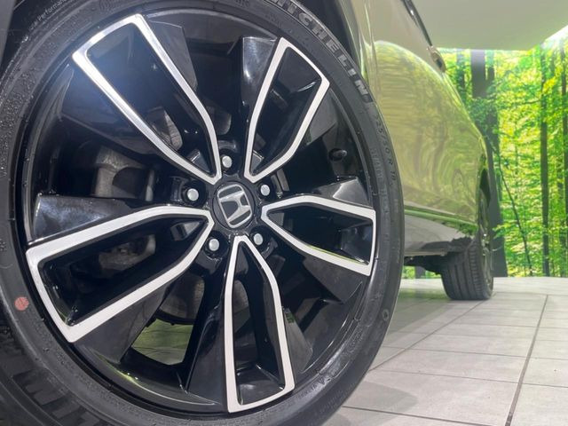 【グレード専用純正18インチアルミホイール】デザイン性の高い純正アルミホイールを装着しております。各種社外アルミホイールや、スタッドレスタイヤも取扱いしております。是非ご相談ください♪