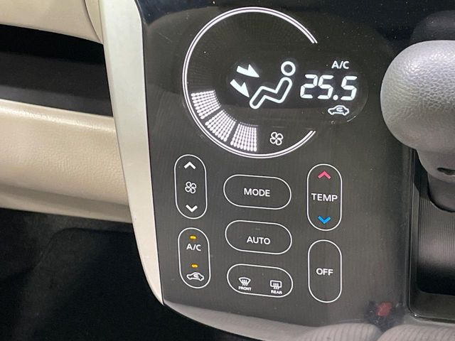 【オートエアコン】一度お好みの温度に設定すれば、車内の温度を検知し風量や温度を自動で調整。暑い…寒い…と何度もスイッチ操作をする必要はありません。快適な車内空間には必須の機能ですね♪