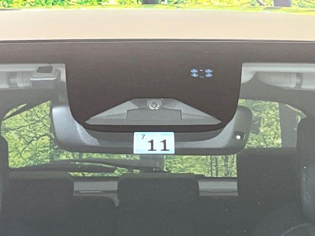 【ホンダセンシング】走行中に前方の車両等を認識し、衝突しそうな時は警報とブレーキで衝突回避と被害軽減をアシスト。より安全にドライブをお楽しみいただけます。