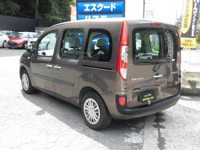 こちらのカングーはオークション評価5点中4点評価がついている状態の良い車両になります^^定休日無しで営業しておりますので、お気軽にお立ち寄り下さい^^
