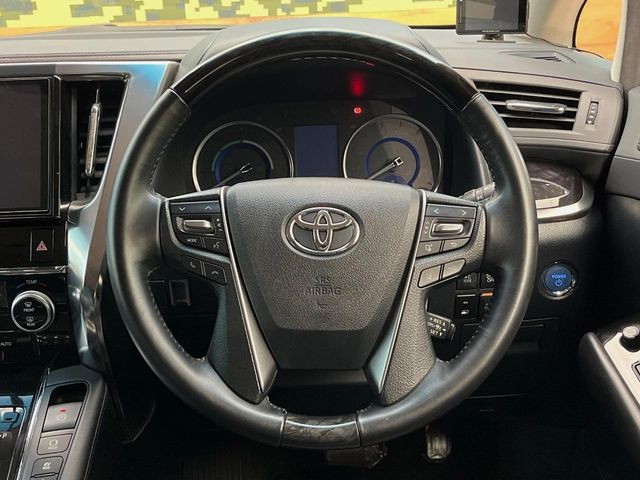 【ウッドコンビステアリング】高級感ある木目調パーツを採用した手に良く馴染むコンビハンドル。運転席廻りの雰囲気も一気に豪華になります!