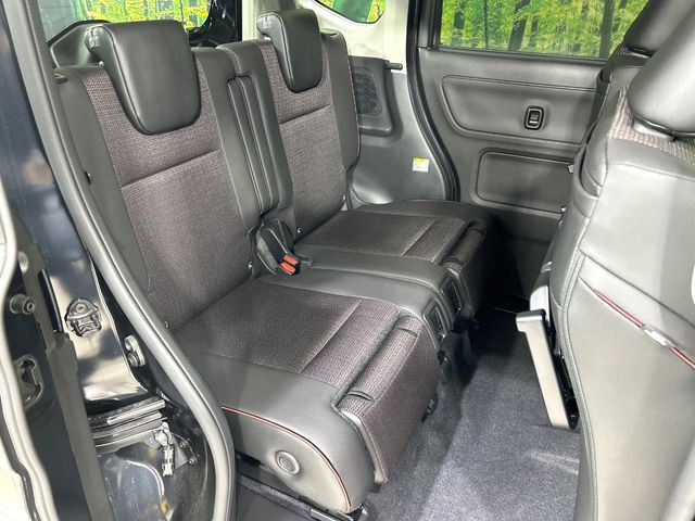後部座席も気になるようなキズ・汚れやへたり等、大きなダメージはなく、良好な状態です。