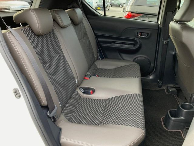 コンパクトカーですが、セカンドシートは十分な広さがあり快適にお乗りいただけます♪シートを倒して大きな荷物を積んだりと、用途の幅が広い1台です。