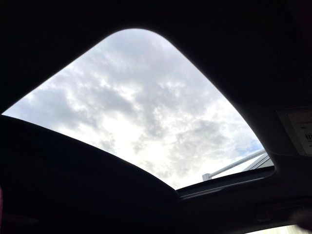 【ムーンルーフ】開放感たっぷりの希少装備、ムーンルーフが装着されています!車内に明かりを取り入れたり景色を楽しむ以外にも、車内の空気も簡単に換気できて快適です!