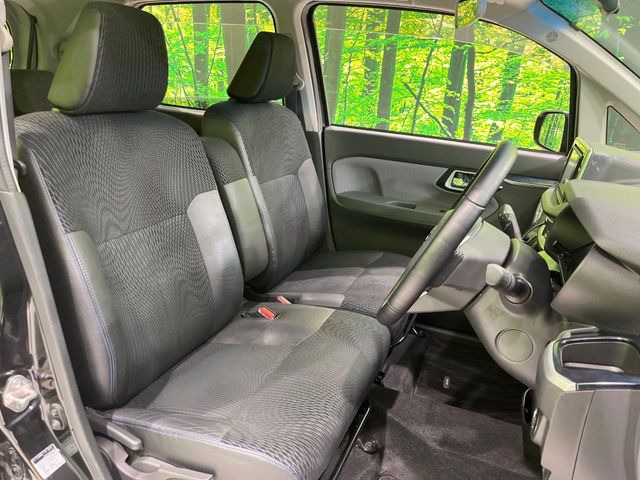 運転席シート廻りは使用感も少なく、良好な状態となっています。丁寧に使われていたことがよくわかりますね。