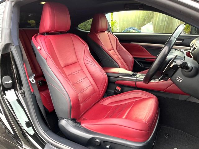 【赤革シート】上質な本革を使用し、高級感あふれる赤革シート。常に体に触れる部分だから、座り心地の良さにはこだわりたいですね♪汚れの付着や劣化を抑制する内装コーティング施工もおススメですよ♪