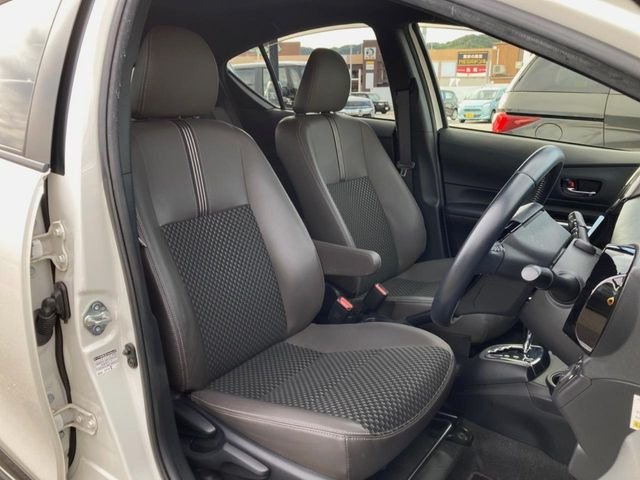 運転席まわりには十分なスペースがあり、大柄な方でもゆったり運転していただける環境です。