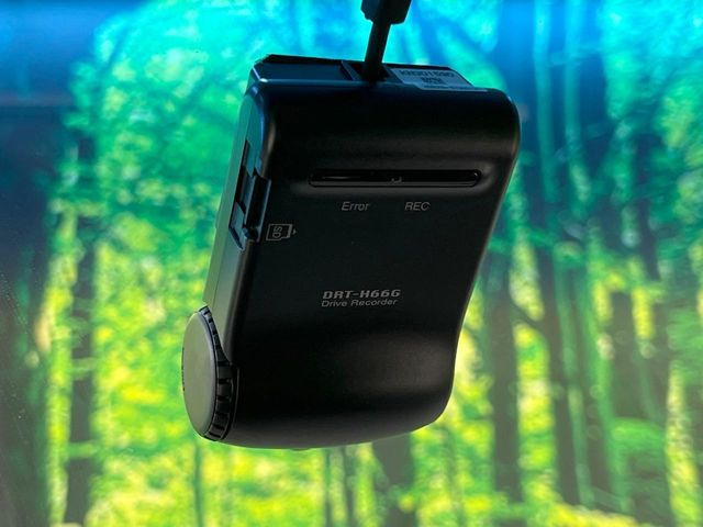 【ドライブレコーダー】安心・安全なカーライフに必須のドライブレコーダーを装備!走行中はもちろん、あおり運転や事故に遭遇した際の状況も映像で記録し、万一のリスクに備えます。