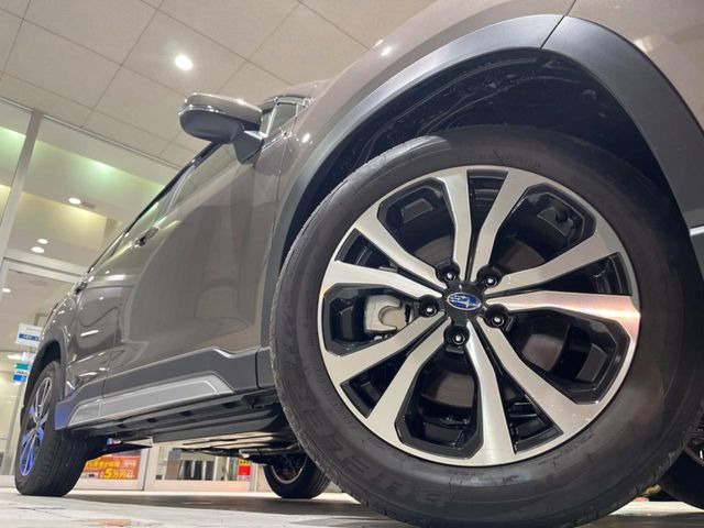 【純正18インチアルミホイール】外観にマッチした純正アルミホイールを装着しております。各種社外アルミホイールや、スタッドレスタイヤも取扱いしております。是非ご相談ください♪