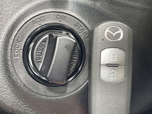 【アドバンストキー】カバンやポケットに入れたままでもドアの施錠・解錠が可能なスマートキーを装備。エンジンのオン・オフ時もカギを取り出す必要が無いからとっても便利です♪