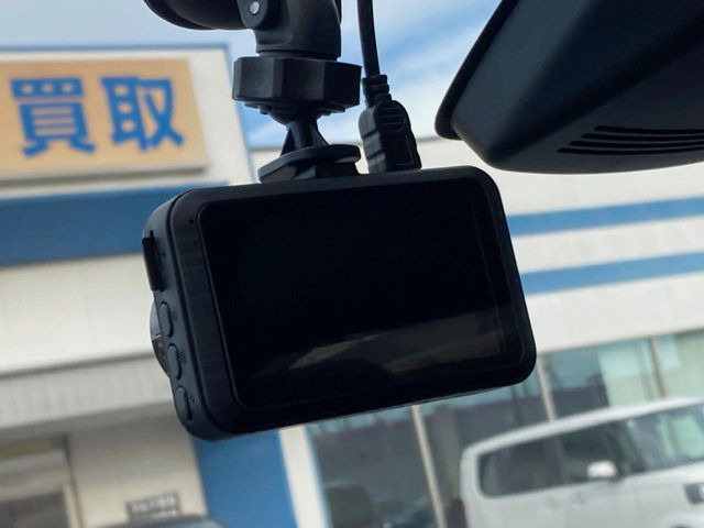 【ドライブレコーダー】安心・安全なカーライフに必須のドライブレコーダーを装備!走行中はもちろん、あおり運転や事故に遭遇した際の状況も映像で記録し、万一のリスクに備えます。