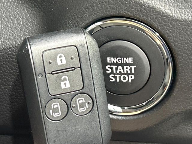 【キーレススタートシステム】カバンやポケットに入れたままでもドアの施錠・解錠が可能なスマートキーを装備。エンジンのオン・オフ時もカギを取り出す必要が無いからとっても便利です♪