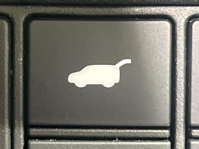 【ハンズフリーパワーバックドア】リアバンパー下部に足先を出し入れするだけでバックドアが自動で開閉♪両手が荷物でふさがっている時でもラクラク開閉操作が行えます!