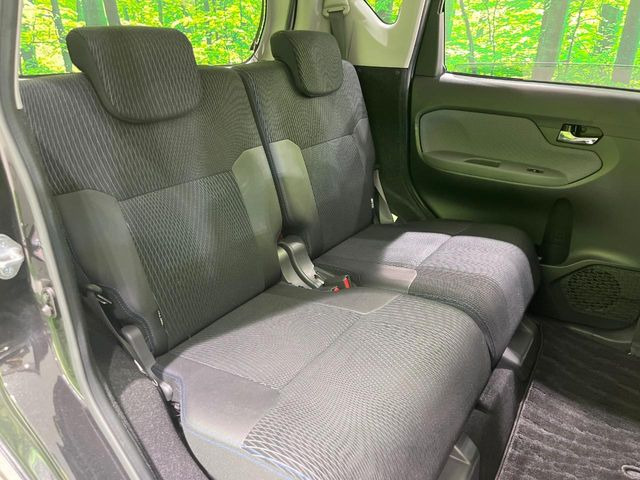 後部座席も気になるようなキズ・汚れやへたり等、大きなダメージはなく、良好な状態です。