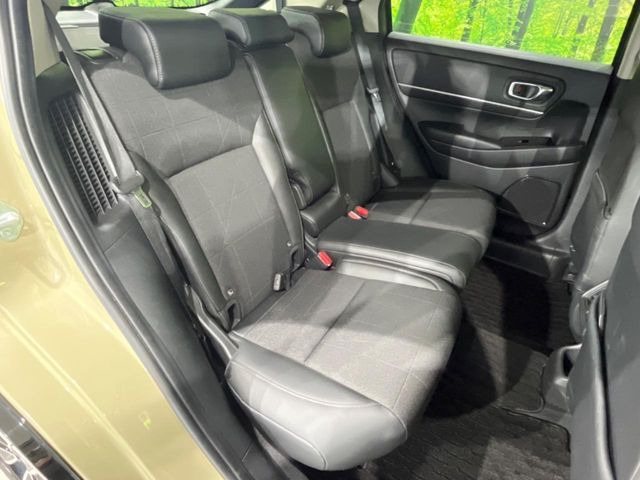 後部座席も気になるようなキズ・汚れやへたり等、大きなダメージはなく、良好な状態です。