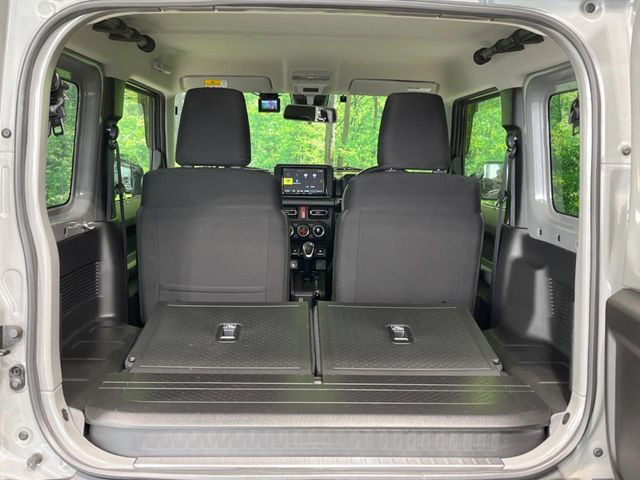 後席を格納すると、これだけの広さが!シーンに合わせたシートアレンジで、大きな荷物も積むことが出来ます♪