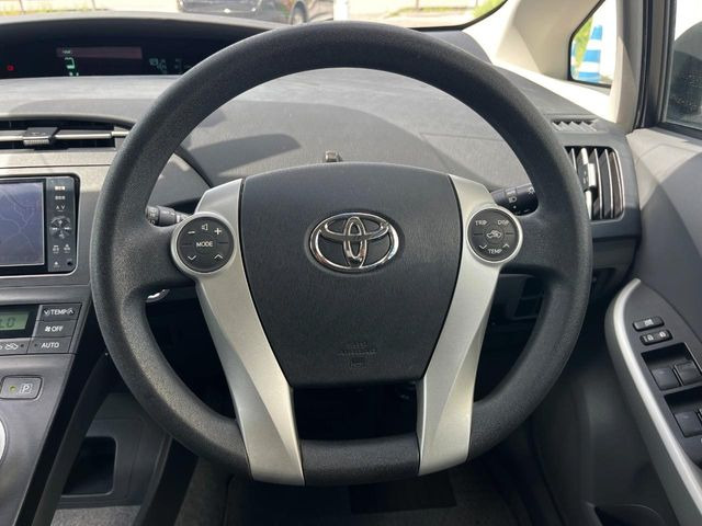 �C���e���A�ɍ��킹���f�U�C���̃X�e�A�����O�́A�^�]�������̂��Ƃ��l���A�^�]���₷���`��A�傫���ł��B�����x�A���ۂɐG���Ă��m���߂��������B