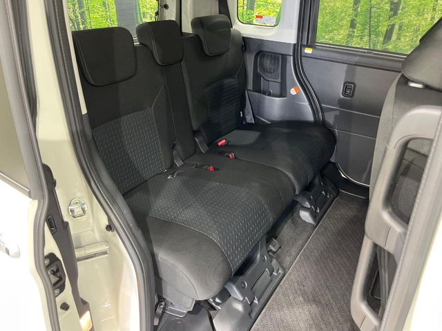 後部座席も気になるようなキズ・汚れやへたり等、大きなダメージはなく、良好な状態です。