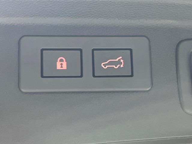 【パワーバックドア】スマートキーや運転席のボタンを押すだけでリアゲートが自動で開閉します!荷物を持っている時や、高い位置にあるバックドアを閉める際に便利な機能です♪