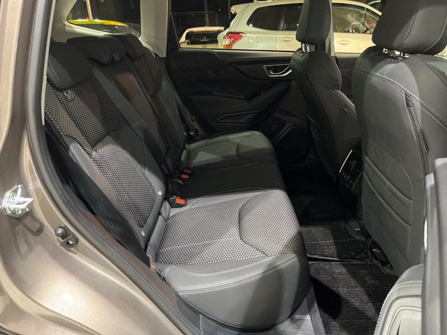 後部座席も気になるようなキズ・汚れやへたり等、大きなダメージはなく、良好な状態です。