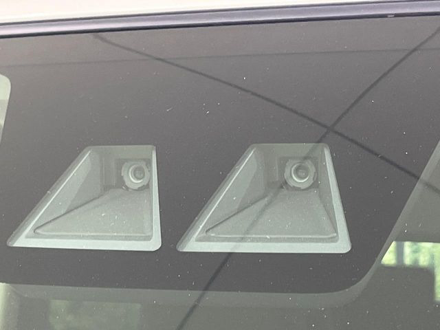 【スマートアシスト】走行中に前方の車両等を認識し、衝突しそうな時は警報とブレーキで衝突回避と被害軽減をアシスト。より安全にドライブをお楽しみいただけます。