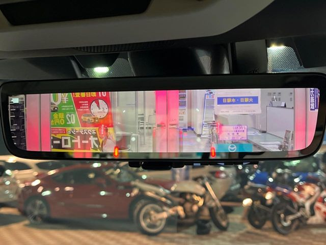 【スマートリヤビューミラー】後席の大きな荷物や同乗者で後方が確認しづらい時でも安心!カメラが撮影した車両後方の映像をルームミラー内に表示。クリアな視界で状況の確認が可能です!