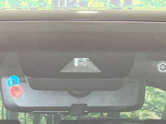 【トヨタセーフティセンス】走行中に前方の車両等を認識し、衝突しそうな時は警報とブレーキで衝突回避と被害軽減をアシスト。より安全にドライブをお楽しみいただけます。