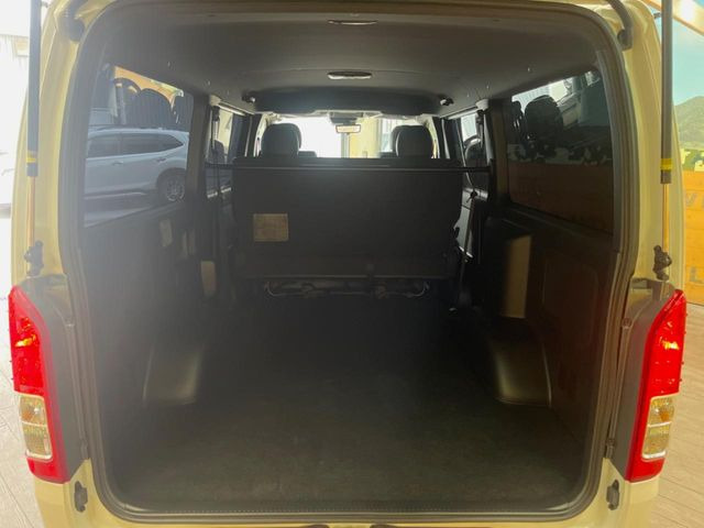 ���i�̂���������ʋ΁A���}���ɏ\���ȉ׎��X�y�[�X���m�ۂ��Ă���܂��B�Z�J���h�V�[�g��|���ƁA�傫�ȉו��̐ύڂ��\�ł���