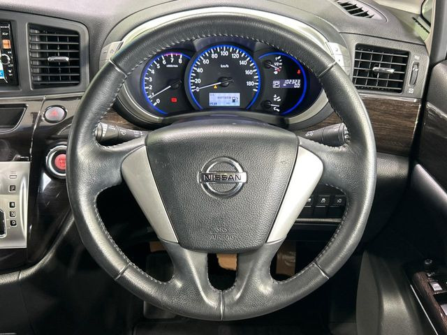 �y�����v�����X�e�A�����O�z�㎿�Ȋv���g�p���邱�ƂŁA��ɂ����������݂ƂĂ��^�]���₷���n���h���ł���