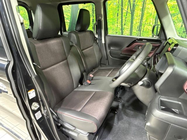 【ハーフレザーシート】高級感と座り心地を両立した人気のシート♪背面・座面のファブリック素材は、通気性の良さや滑りにくさに優れています。気温や服装に左右されず快適にお乗りいただけます。