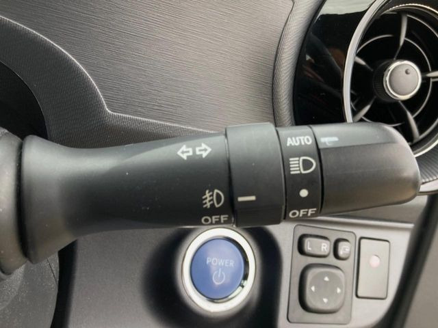 【オートライト】周りの明るさに応じて自動でヘッドライトの点灯・消灯ができる機能です!ライトの付け忘れ・消し忘れなどが無くなり、雨の日や夕方の走行も安心!トンネル通過時も便利ですね♪