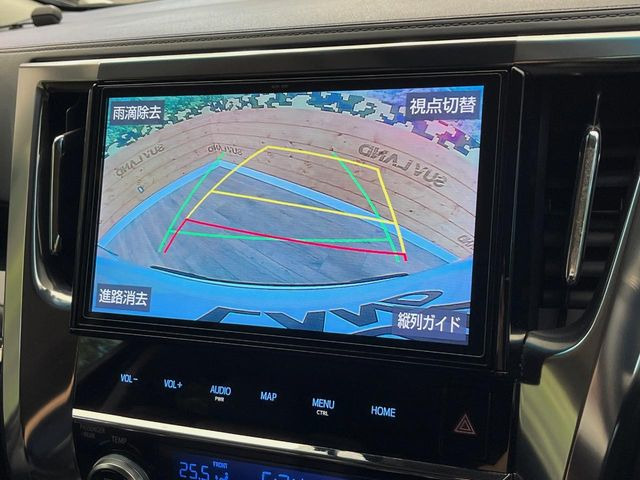 【バックカメラ】駐車時に後方がリアルタイム映像で確認できます。大型商業施設や立体駐車場での駐車時や、夜間のバック時に大活躍!運転スキルに関わらず、今や必須となった装備のひとつです!