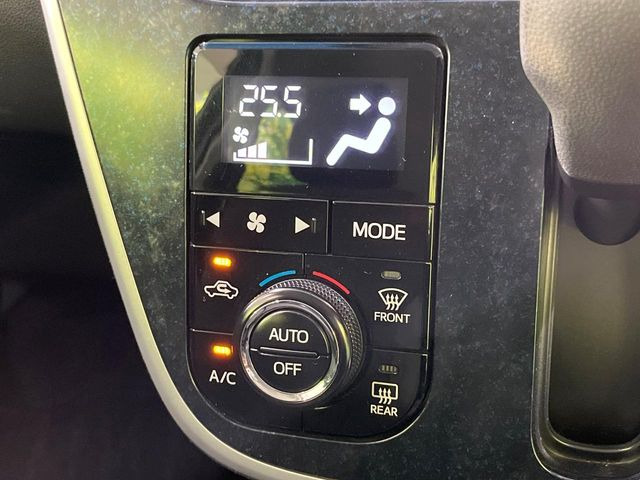 【オートエアコン】一度お好みの温度に設定すれば、車内の温度を検知し風量や温度を自動で調整。暑い…寒い…と何度もスイッチ操作をする必要はありません。快適な車内空間には必須の機能ですね♪