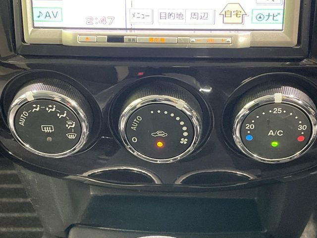 【オートエアコン】一度お好みの温度に設定すれば、車内の温度を検知し風量や温度を自動で調整。暑い…寒い…と何度もスイッチ操作をする必要はありません。快適な車内空間には必須の機能ですね♪