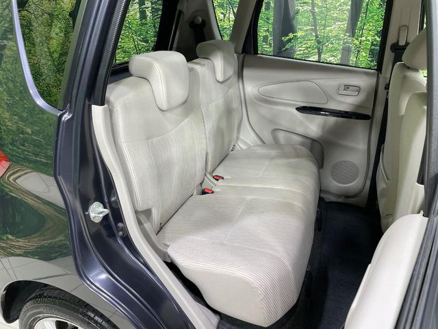 後部座席も気になるようなキズ・汚れやへたり等、大きなダメージはなく、良好な状態です。