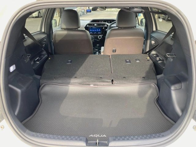 ラゲッジルームは、大容量のスペースを確保。普段のお買い物からレジャーまで、幅広く活躍してくれます!また、リアシートを倒すことでバリエーション豊かにお使いいただけます。