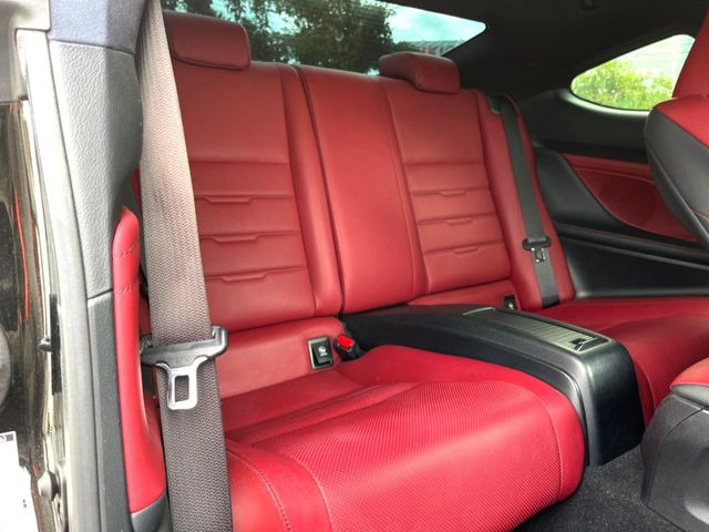 後部座席も気になるようなキズ・汚れやへたり等、大きなダメージはなく、良好な状態です。