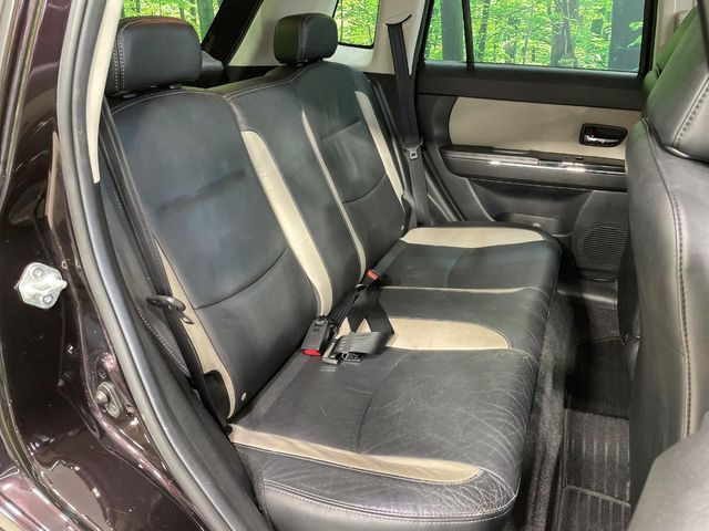 後部座席も気になるようなキズ・汚れやへたり等、大きなダメージはなく、良好な状態です。