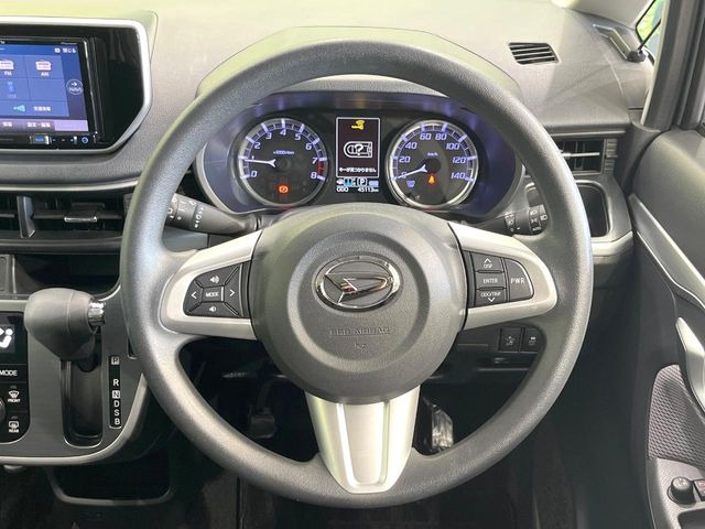 インテリアに合わせたデザインのステアリングは、運転される方のことも考え、運転しやすい形状、大きさです。是非一度、実際に触ってお確かめください。