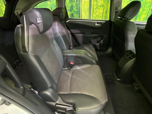 後部座席も気になるようなキズ・汚れやへたり等、大きなダメージはなく、良好な状態です。