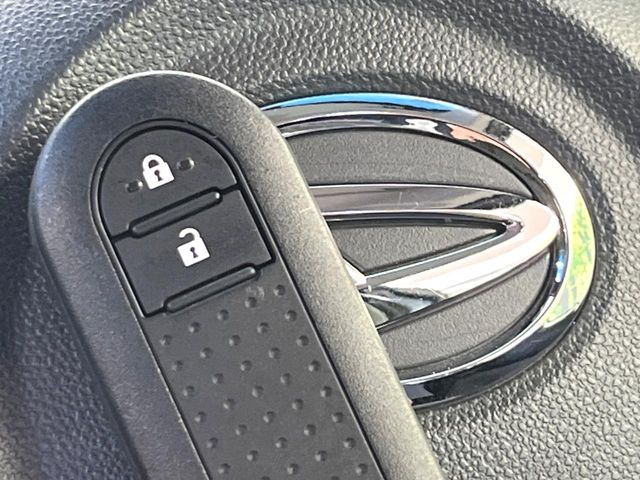 【キーフリーシステム】カバンやポケットに入れたままでもドアの施錠・解錠が可能なスマートキーを装備。エンジンのオン・オフ時もカギを取り出す必要が無いからとっても便利です♪