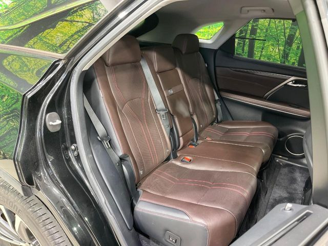 後部座席も気になるようなキズ・汚れやへたり等、大きなダメージはなく、良好な状態です。