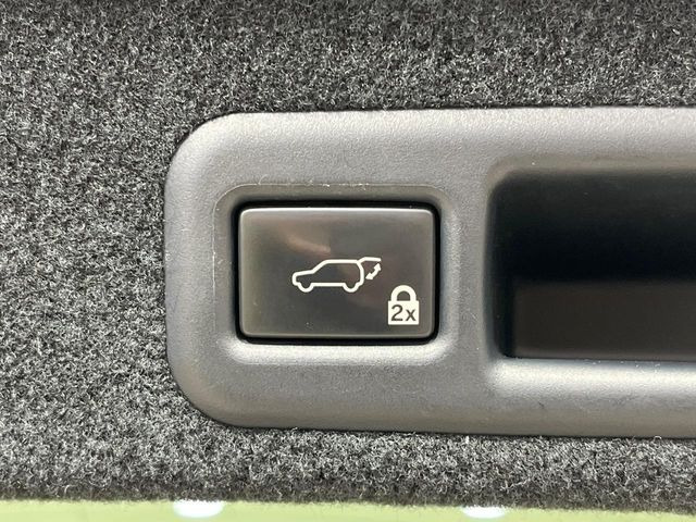 【パワーバックドア】スマートキーや運転席のボタンを押すだけでリアゲートが自動で開閉します!荷物を持っている時や、高い位置にあるバックドアを閉める際に便利な機能です♪