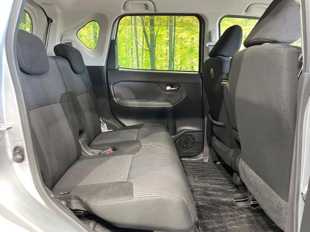 後部座席も気になるようなキズ・汚れやへたり等、大きなダメージはなく、良好な状態です。