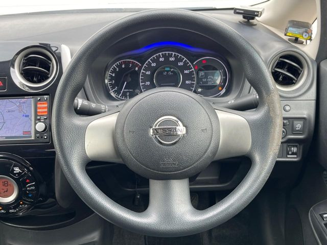 �C���e���A�ɍ��킹���f�U�C���̃X�e�A�����O�́A�^�]�������̂��Ƃ��l���A�^�]���₷���`��A�傫���ł��B�����x�A���ۂɐG���Ă��m���߂��������B