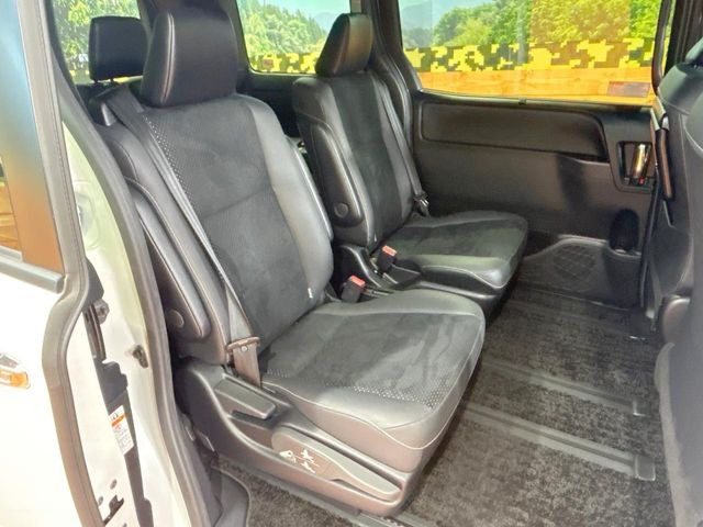 後部座席も気になるようなキズ・汚れやへたり等、大きなダメージはなく、良好な状態です。